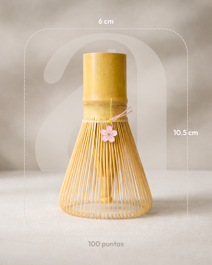 Batidor de Bambú para Matcha con Charm Floral | 100 Puntas | Hecho a Mano Verde Ancestra
