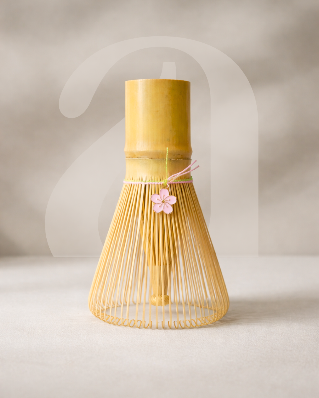 Batidor de Bambú para Matcha con Charm Floral | 100 Puntas | Hecho a Mano Verde Ancestra