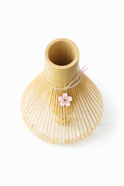 Batidor de Bambú para Matcha con Charm Floral | 100 Puntas | Hecho a Mano Verde Ancestra
